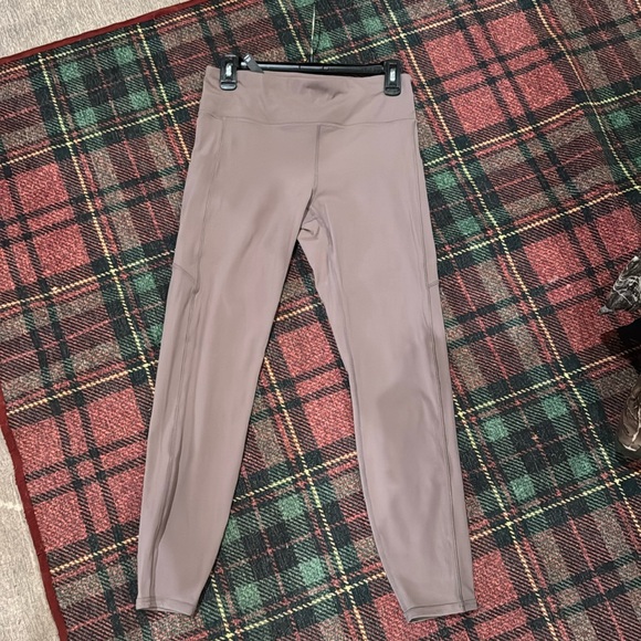 COPY - Women’s Vuori Stride in hazel color w/pockets Sz M 25” Worn Once. - Picture 1 of 16